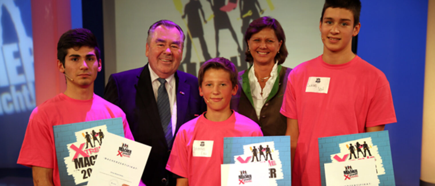 Bildunterschrift: Lukas Voit (rechts), Johannes Eder (Mitte) und Dilman Moaied Khder (links) siegten bei "Macher gesucht XTREME". BHT-Präsident Heinrich Traublinger, MdL a.D. (2.v.l.) und Bayerns Wirtschaftsministerin Ilse Aigner gratulierten.