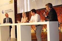 Die Podiumsdiskussion unter der Moderation von Markus Othmer (links) führten Edith Milchmeier-Merl, Robert Wittmann und Markus Renaltner (v.l.n.r.).