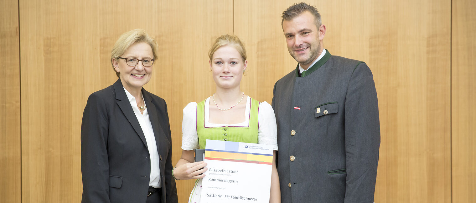 Aus dem Landkreis Miesbach wurde Sattlerin, FR Feintäschnerei Elisabeth Estner geehrt. Ihr gratulierten Maria Els, Regierungsvizepräsidentin von Oberbayern (links) und Kammerpräsident Georg Schlagbauer.