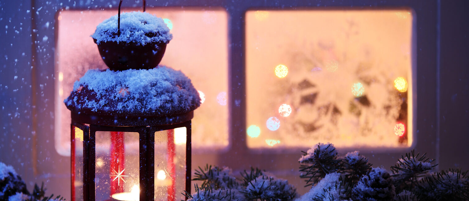 Weihnachten, Schneeflocken, Schnee, Stern, Tannen, Weihnachtszeit, Advent, Licht, Laterne, Weihnachtslaterne, Fenster, Kälte, Dezember, Heilig Abend, Dekoration, Nacht, Draußen, Winter, Schneefall, Frost