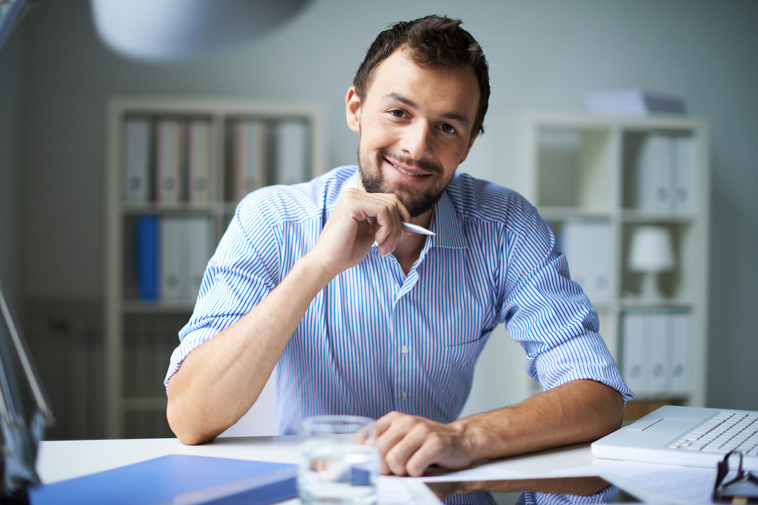 Mitarbeiter, Mann, Hemd, Laptop, Büro, Geschäftsmann, Person, Lebensstil, erfolgreich, Job business, businessman, businesspeople, people, person, lifestyle, guy, lad, man, male, Caucasian, young, adult, portrait, one, single, working, contemporary, handsome, attractive, confident, successful, employer, happy, smiling, positive, cheerful, job, employment, occupation, white, collar, worker, corporate, executive, career, expertise, sitting, office, planning, bearded, elegant, smart, pose, posing, looking, competitive, alone, masculine