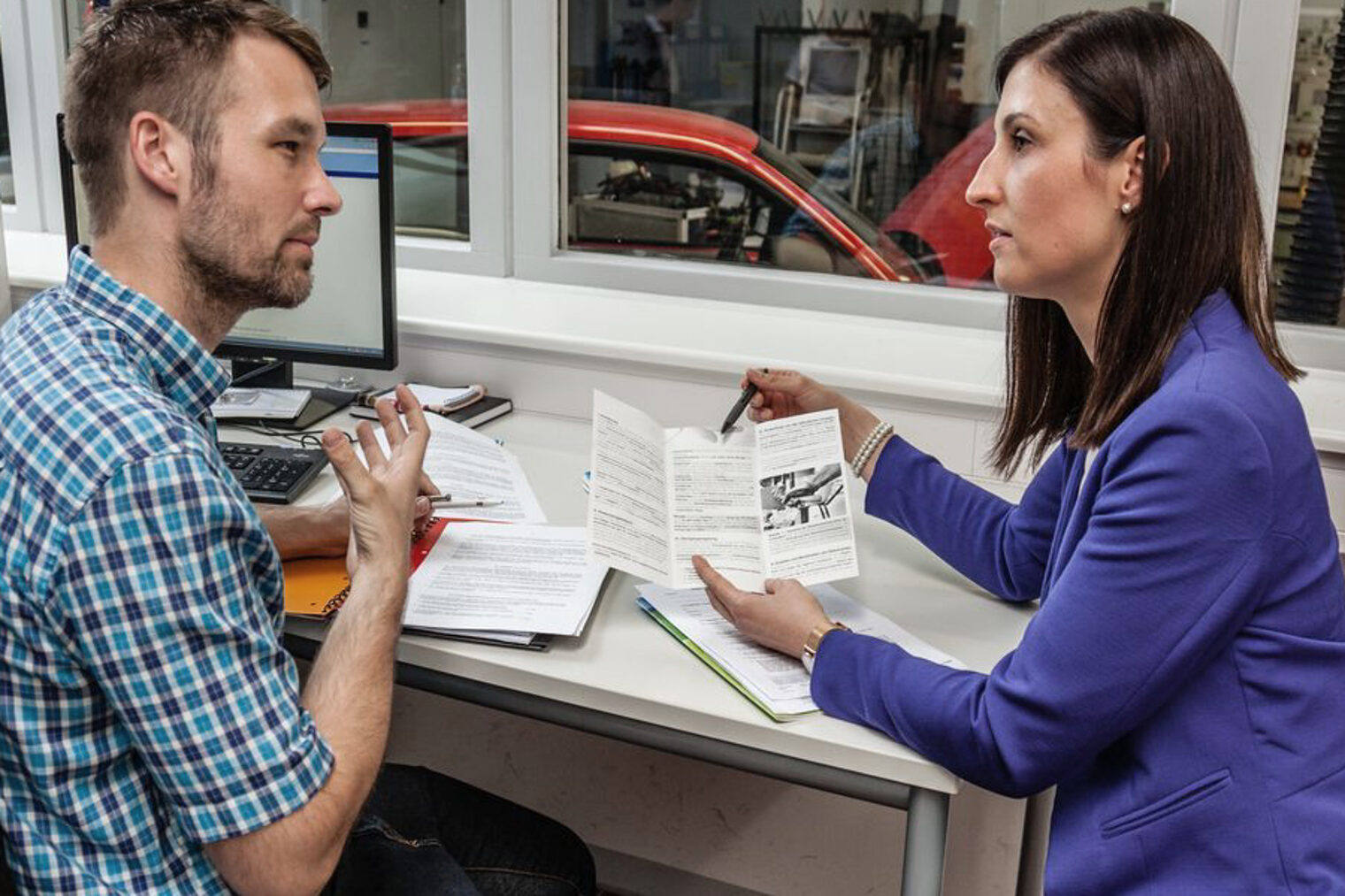 Rechtsberatung, Recht, Beratung, Handwerkskammer, Büro, Ordner, Gesetz, Gesetzesbuch, BGB, Deutsches Gesetz, Schreibtisch, Innenaufnahmen, Mann, Frau, Gespräch, stehend, sitzend, Zivilrecht, Wirtschaftsrecht, Sozialrecht Handwerkskammer, 21996