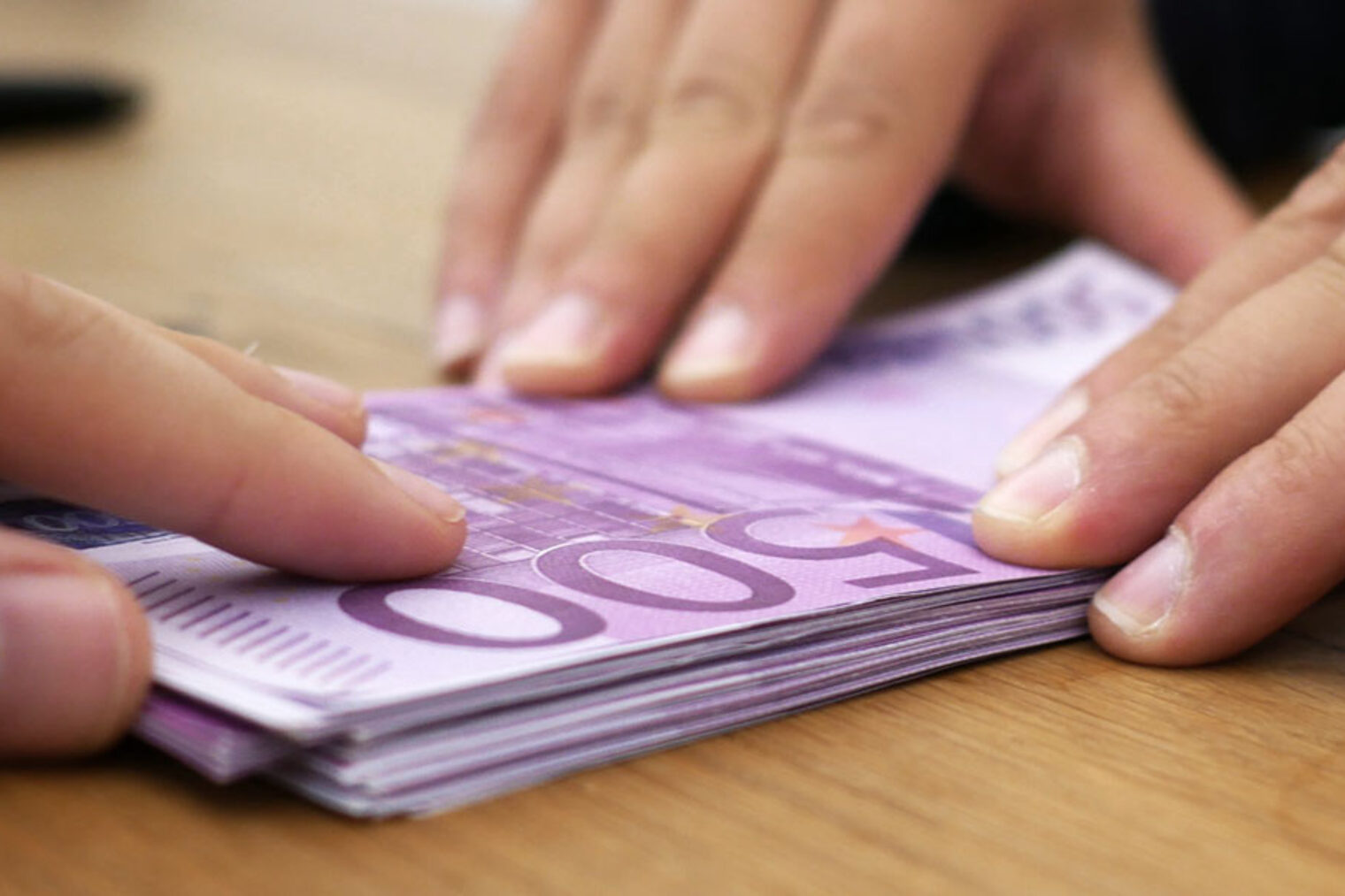 Geldschein Euro Kredit Förderung Hand Finger Übergabe