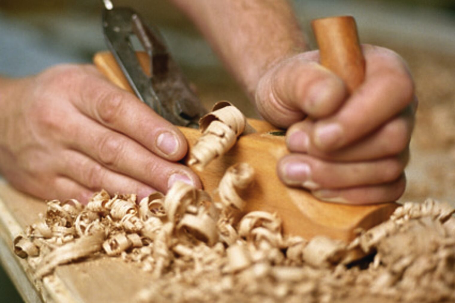 Hobel Holz Hand aktiv Handwerker Handwerk Ausbildung Weiterbildung Tisch ARbeitsplatte Hobeln Gewerk ÜLU