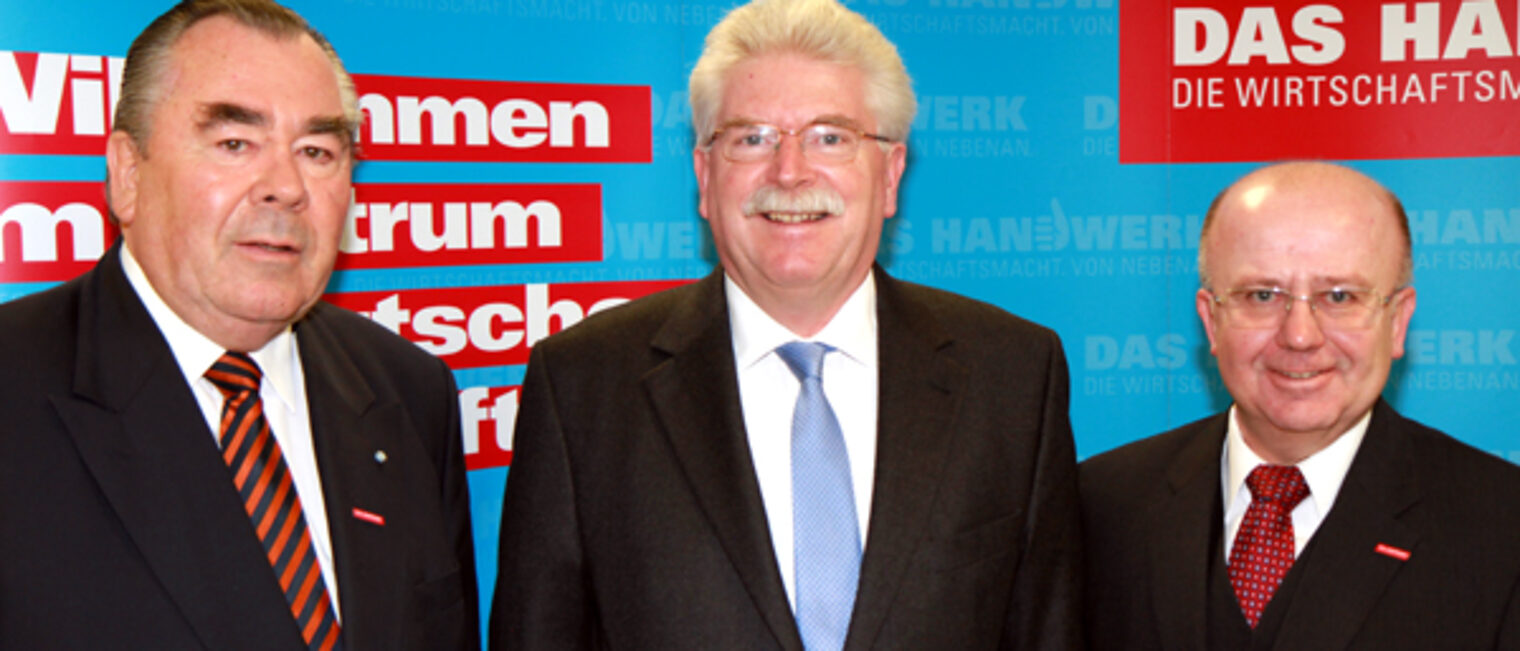 Präsident Heinrich Traublinger (links) und Hauptgeschäftsführer Dr. Lother Semper (rechts) konnten auf der Vollversammlung Wirtschaftsminister Martin Zeil begrüßen