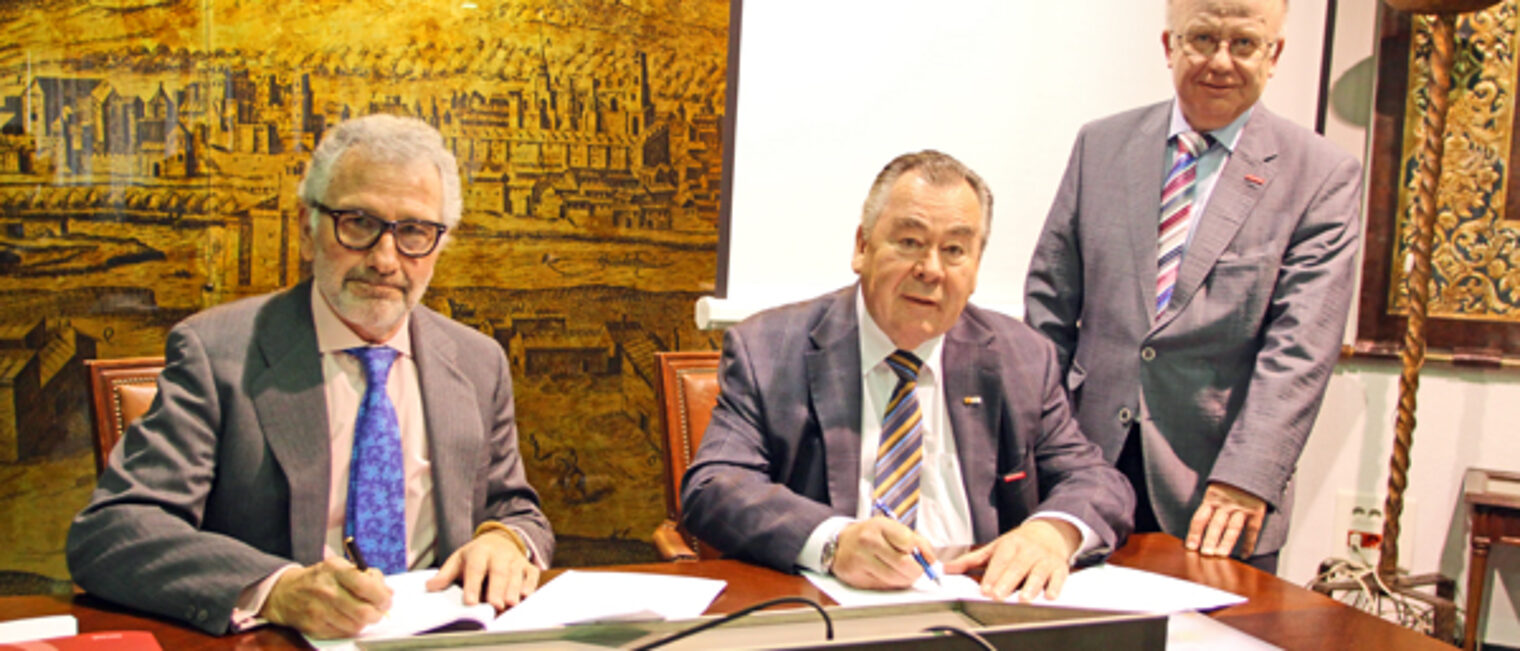Kammerpräsident Heinrich Traublinger, MdL a. D. (Mitte) und Hauptgeschäftsführer Dr. Lothar Semper (rechts) bei der Unterzeichnung des Abkommens mit dem Präsidenten der Handelskammer Córdoba, Ignacio Fernández de Mesa y Delgado.