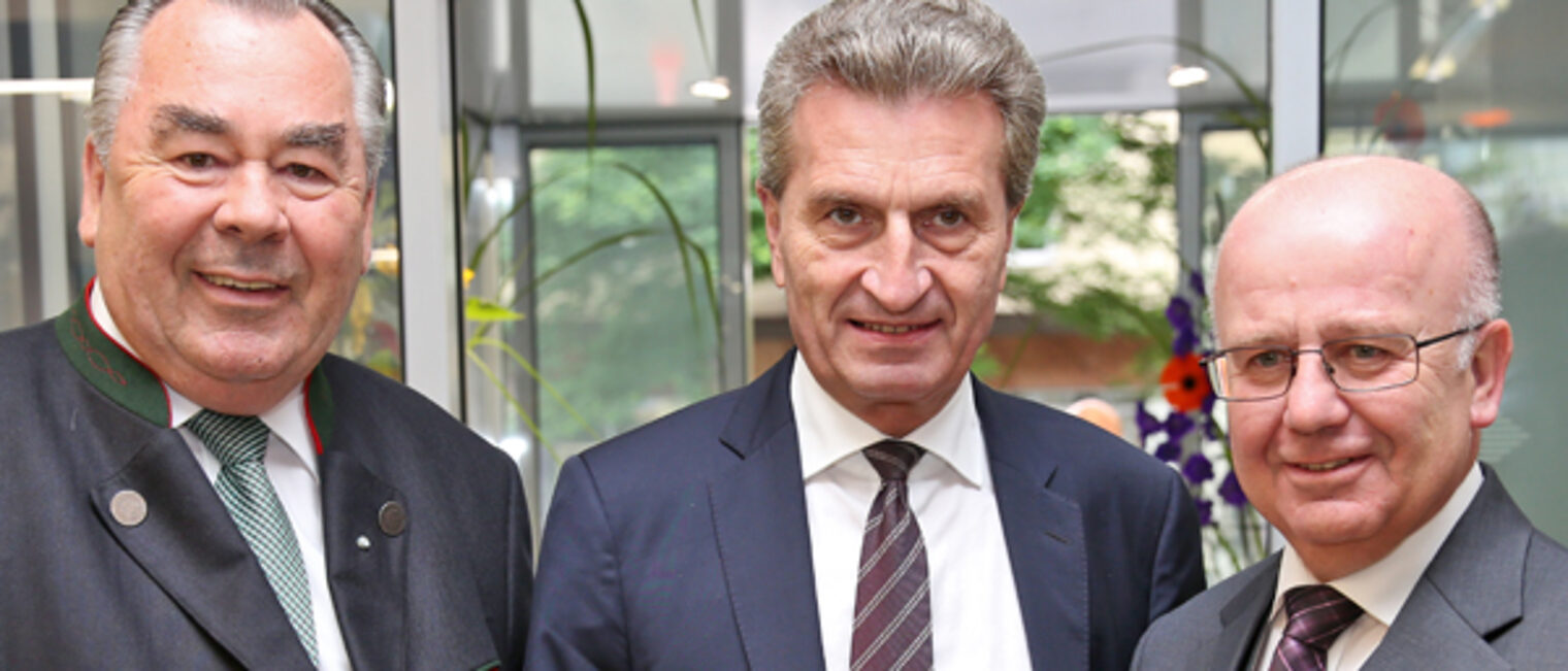 Präsident Heinrich Traublinger, MdL a. D. und Hauptgeschäftsführer Dr. Lothar Semper begrüßen EU-Kommissar Günther Oettinger beim Sommerempfang der Handwerkskammer.