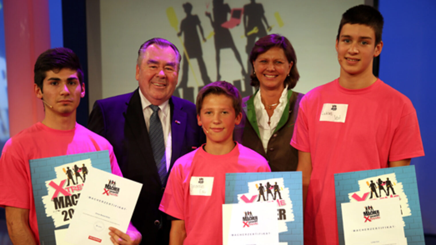 Bildunterschrift: Lukas Voit (rechts), Johannes Eder (Mitte) und Dilman Moaied Khder (links) siegten bei "Macher gesucht XTREME". BHT-Präsident Heinrich Traublinger, MdL a.D. (2.v.l.) und Bayerns Wirtschaftsministerin Ilse Aigner gratulierten.