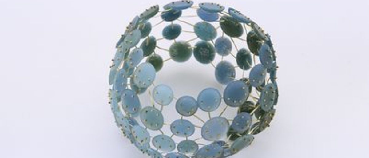 "Blue Bracelet"; Armschmuck, Kunstharz, Gold; 8 x 8,5 x 8,5 cm "Blue Bracelet"; Armschmuck, Kunstharz, Gold; 8 x 8,5 x 8,5 cm