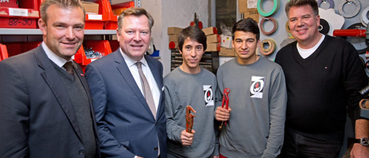 (v.l.n.r.) Handwerkskammerpräsident Georg Schlagbauer, Leiter des Referats für Arbeit und Wirtschaft der Landeshauptstadt München, Josef Schmid, mit den Auszubildenden Abdullah Mohammadi und Said Abduhlwahed Haschimi sowie Olaf Zimmermann, Geschäftsführer der Heizung-Obermeier GmbH. (v.l.n.r.) Handwerkskammerpräsident Georg Schlagbauer, Leiter des Referats für Arbeit und Wirtschaft der Landeshauptstadt München, Josef Schmid, mit den Auszubildenden Abdullah Mohammadi und Said Abduhlwahed Haschimi sowie Olaf Zimmermann, Geschäftsführer der Heizung-Obermeier GmbH.
