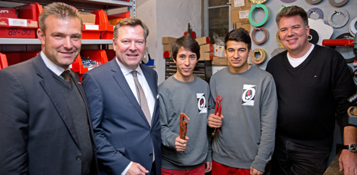 (v.l.n.r.) Handwerkskammerpräsident Georg Schlagbauer, Leiter des Referats für Arbeit und Wirtschaft der Landeshauptstadt München, Josef Schmid, mit den Auszubildenden Abdullah Mohammadi und Said Abduhlwahed Haschimi sowie Olaf Zimmermann, Geschäftsführer der Heizung-Obermeier GmbH.