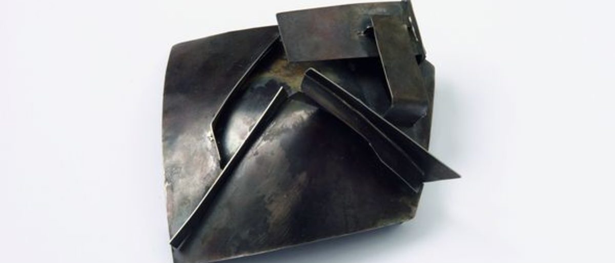 "Landschaft"; Brosche, Neusilber, Edelstahl,moniert; 6,5 x 6,4 x 4,5 cm "Landschaft"; Brosche, Neusilber, Edelstahl,moniert; 6,5 x 6,4 x 4,5 cm