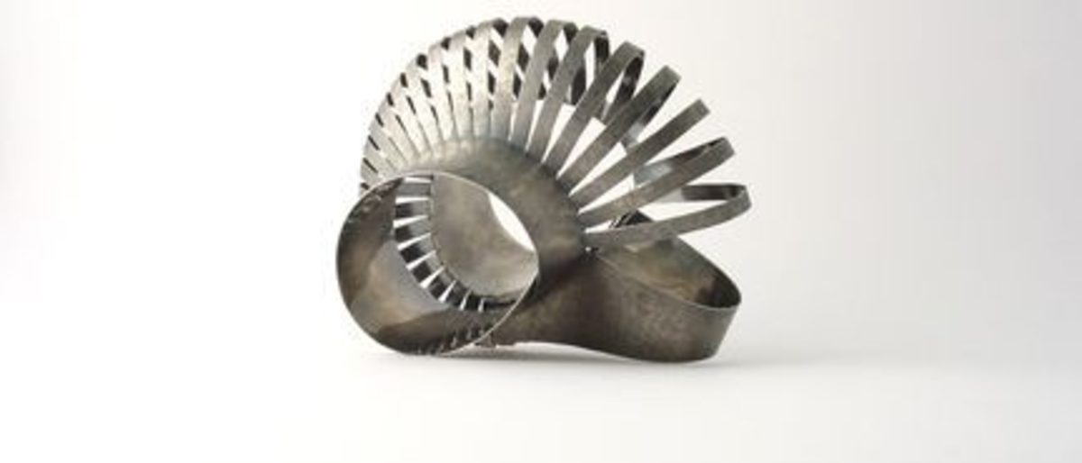 "Nautilus in Silber"; Armreif; Silber, patiniert, gesägt, gebogen; 11 x 14 x 11 cm "Nautilus in Silber"; Armreif; Silber, patiniert, gesägt, gebogen; 11 x 14 x 11 cm