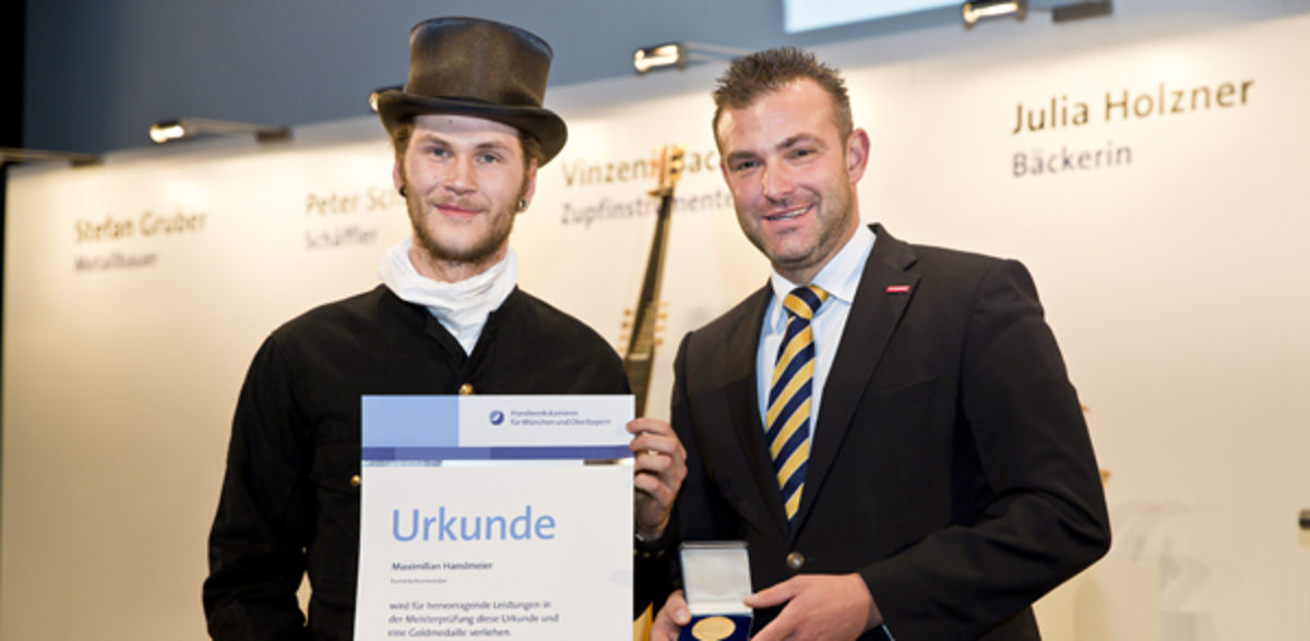 Kammerpräsident Georg Schlagbauer (rechts) zeichnete Kaminkehrer Maximilian Hanslmeier als Jahresbestmeister aus.