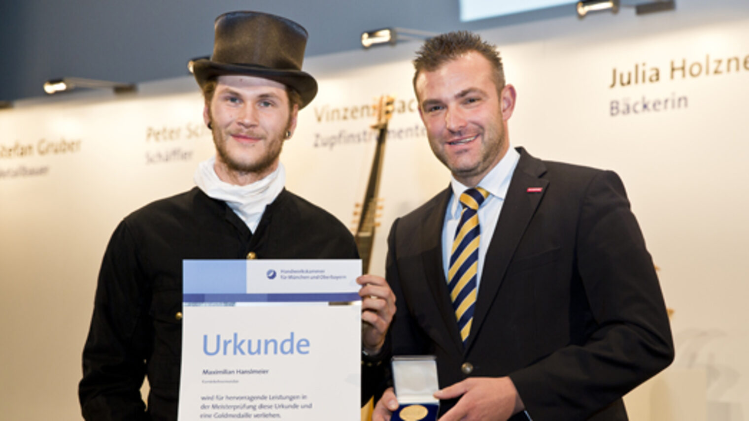 Kammerpräsident Georg Schlagbauer (rechts) zeichnete Kaminkehrer Maximilian Hanslmeier als Jahresbestmeister aus.