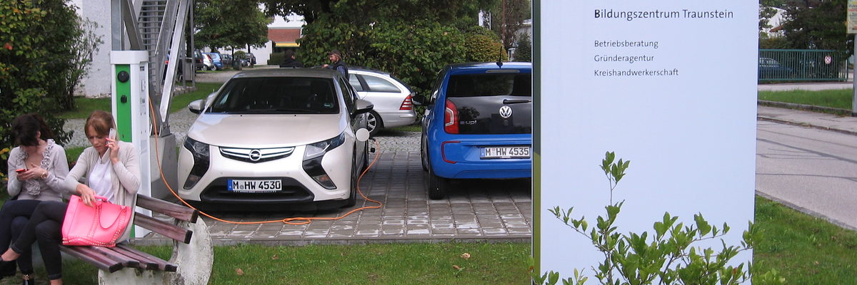"Solar mobil": Mit Sonnenstrom werden die beiden elektrischen Dienstfahrzeuge betrieben. "Solar mobil": Mit Sonnenstrom werden die beiden elektrischen Dienstfahrzeuge betrieben.