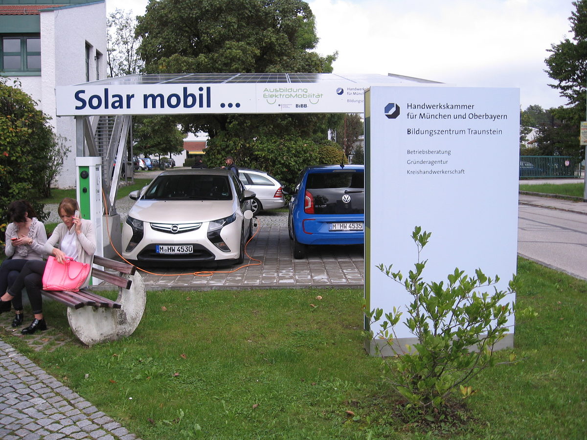 "Solar mobil": Mit Sonnenstrom werden die beiden elektrischen Dienstfahrzeuge betrieben. "Solar mobil": Mit Sonnenstrom werden die beiden elektrischen Dienstfahrzeuge betrieben.