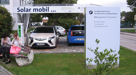 "Solar mobil": Mit Sonnenstrom werden die beiden elektrischen Dienstfahrzeuge betrieben. "Solar mobil": Mit Sonnenstrom werden die beiden elektrischen Dienstfahrzeuge betrieben.