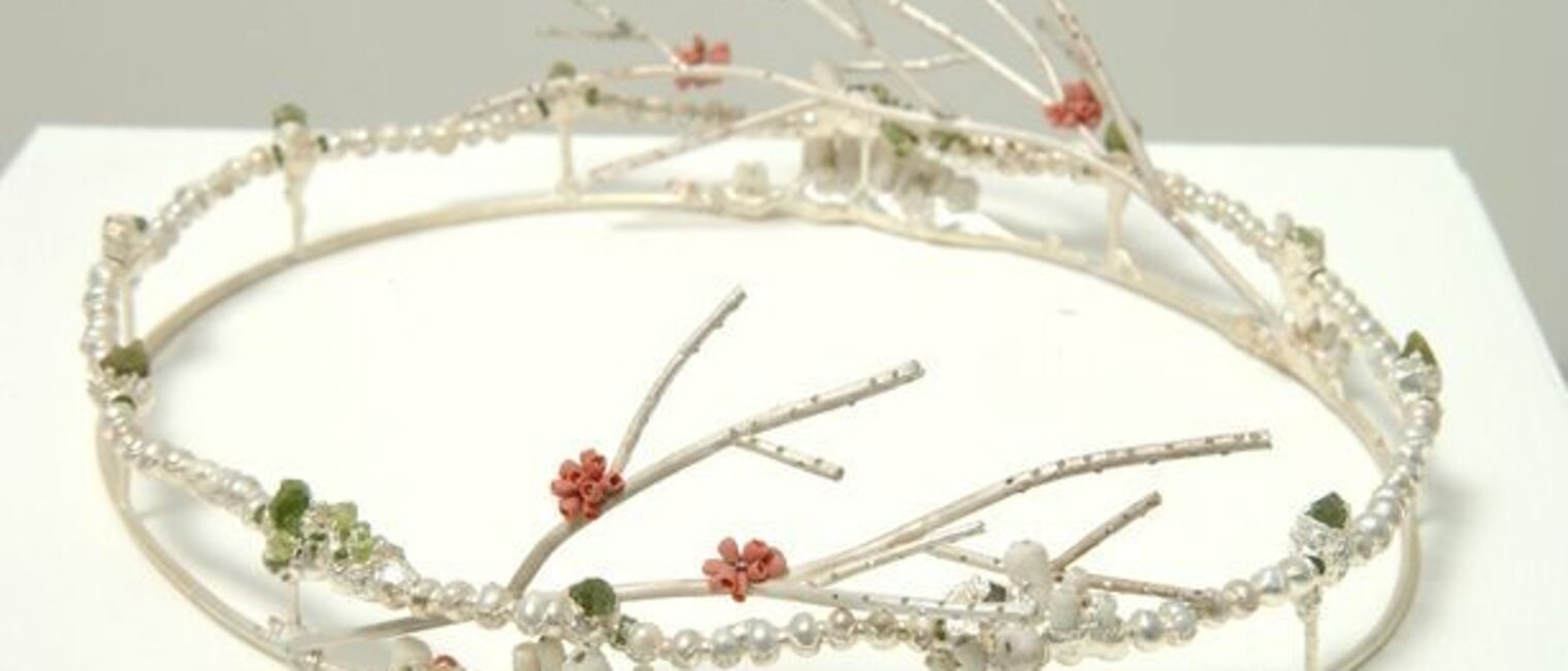 "Encrusted Crown"; Diadem; verschiedene Materialien, Drahtarbeit, Elektroforming; Ø 23 cm