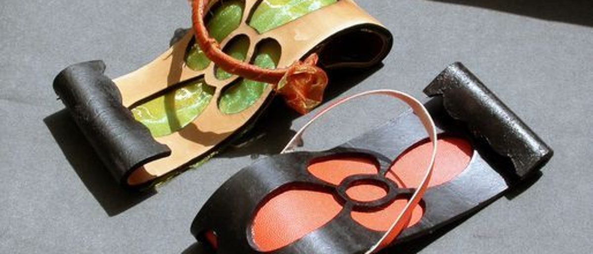"Floral Sandals"; Sandalen; Leder, bearbeitet; je 12 x 23 x 12 cm "Floral Sandals"; Sandalen; Leder, bearbeitet; je 12 x 23 x 12 cm