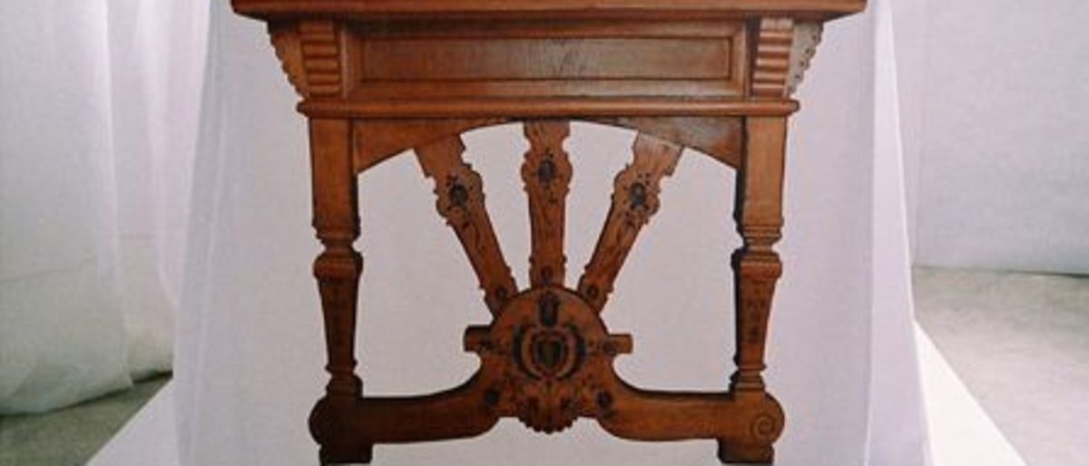 "Stol 1 - Historismus"; Polyestergewebe, Textildruck; 76 x 148 x 102 cm "Stol 1 - Historismus"; Polyestergewebe, Textildruck; 76 x 148 x 102 cm