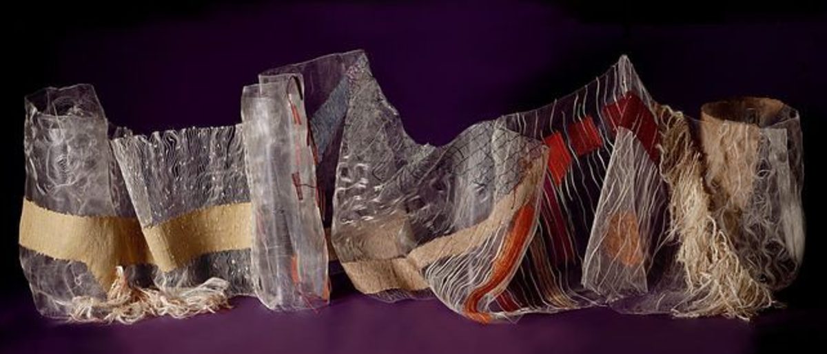 "This is Your Life"; Installation; Angelschnur, Wolle, Baumwolle, Seide, Polyesterfaser; 35 x 410 x 0,2 cm "This is Your Life"; Installation; Angelschnur, Wolle, Baumwolle, Seide, Polyesterfaser; 35 x 410 x 0,2 cm