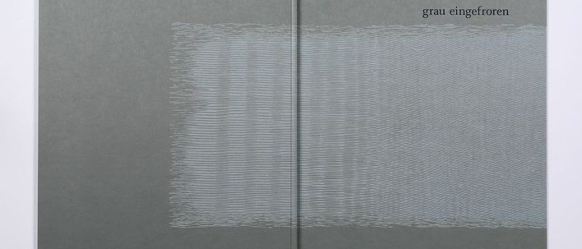 "grau eingefroren"; Pressendruckbuch, Papier, Pappe, Deckeneiband; 43,5 x 40 x 0,9 cm "grau eingefroren"; Pressendruckbuch, Papier, Pappe, Deckeneiband; 43,5 x 40 x 0,9 cm
