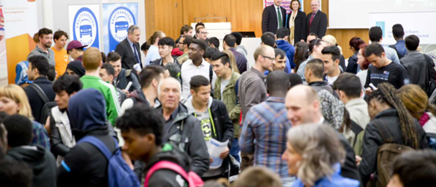 Junge Flüchtlinge sowie Jugendliche mit Migrationshintergrund und Handwerker bei der "Meet Your Job" in der Handwerkskammer. Georg Schlagbauer Lothar Semper Meet Your Job