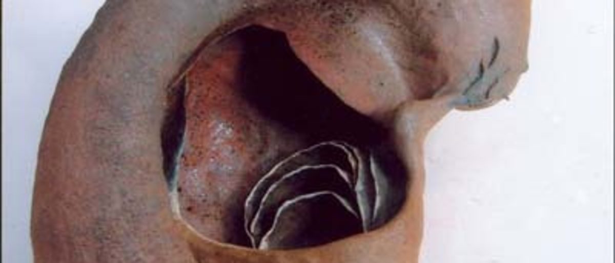 "Dim Ear"; Objekt; Ton, aufgebaut; 58 x 35 x 67 cm "Dim Ear"; Objekt; Ton, aufgebaut; 58 x 35 x 67 cm
