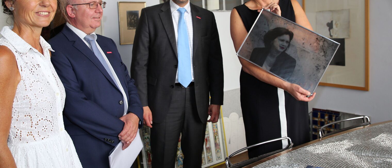 Anlässlich des 'Tags des Handwerks' besuchten Bayerns Wirtschaftsministerin Ilse Aigner, Präsident Georg Schlagbauer und Hauptgeschäftsführer Dr. Lothar Semper den Traditionsbetrieb Mayer'sche Hofkunstanstalt in München. Anlässlich des 'Tags des Handwerks' besuchten Bayerns Wirtschaftsministerin Ilse Aigner, Präsident Georg Schlagbauer und Hauptgeschäftsführer Dr. Lothar Semper den Traditionsbetrieb Mayer'sche Hofkunstanstalt in München.