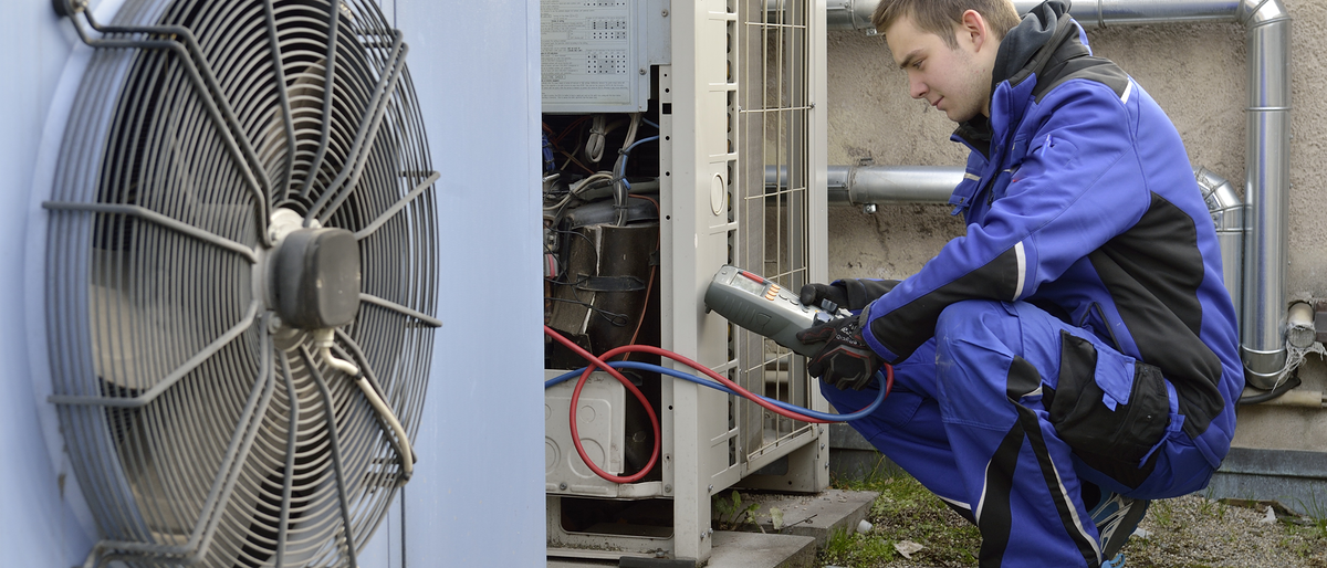 Gute Chancen für Handwerksmeister Mann in Arbeitskleidung blau, Messung, Lüfter, Mechatroniker für Kältetechnik, Meister_werden_lohnt_sich_16145_amh
