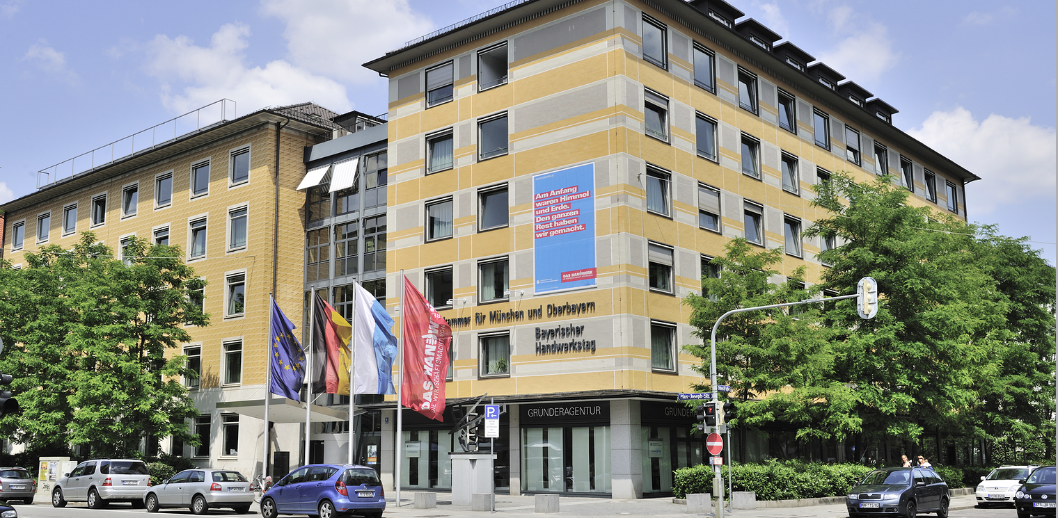 Gebäude, Handwerkskammer, Max-Joseph-Straße, Münchener Innenstadt, Sommer, FahnenDas Gebäude der Handwerkskammer in der Max-Joseph-Straße 4 in der Münchener Innenstadt