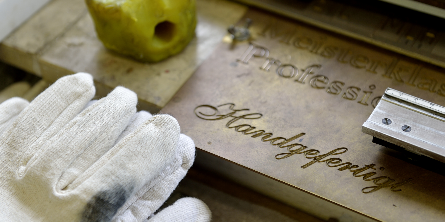 Detailansicht, Blechblasinstrumentenbauer, Schild, Handschuhe, Nahaufnahme, Das_Handwerk_TE46852_argum
