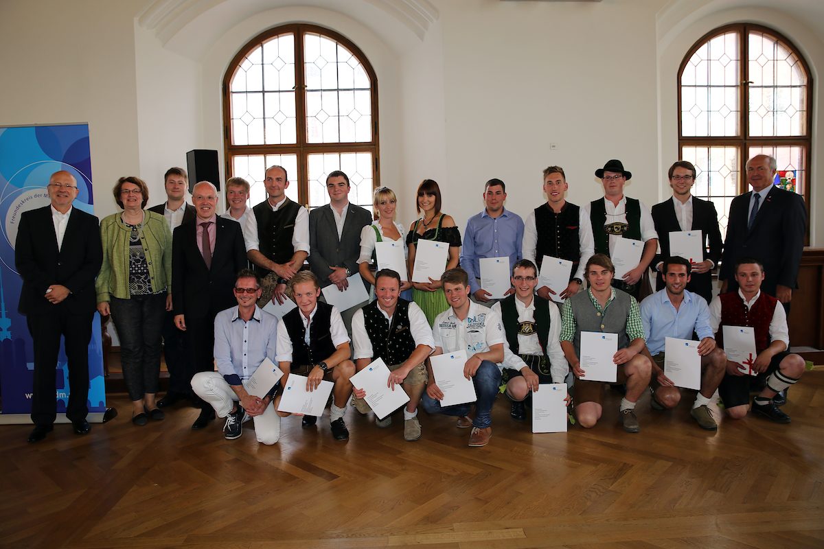 Im Festsaal des Alten Rathauses erhielten die 314 Jungmeisterinnen und -meister ihre Zeugnisse. Die Jahrgangsbesten ihrer Berufsgruppe wurden darüber hinaus mit Auszeichnung geehrt.