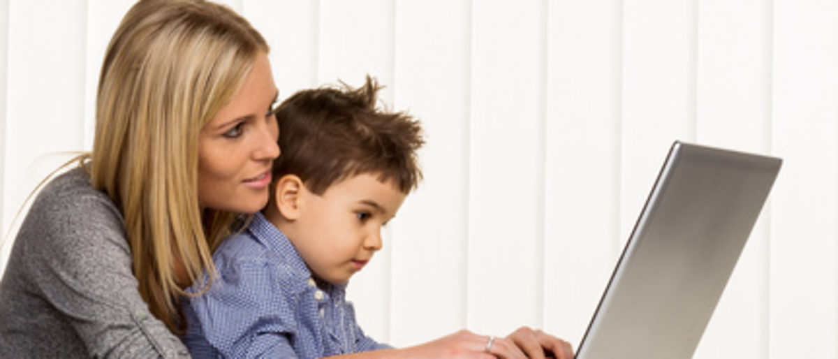 75956342 Fotolia Mutter Kind Laptop Schreibtisch Büro