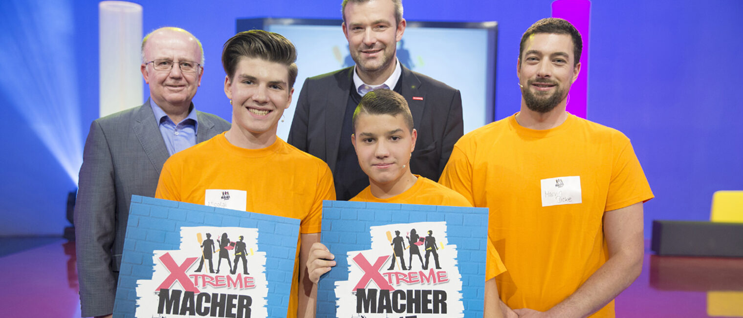 Nicolai Pest und Alexander Kerkez (vorne v.l.n.r.) siegten bei "Macher gesucht XTREME". BHT-Hauptgeschäftsführer Dr. Lothar Semper, BHT-Präsident Georg Schlagbauer und Coach Marvin Dicke (hinten v.l.n.r.) gratulierten.