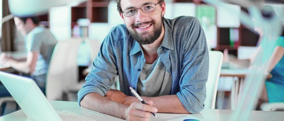 Büro, Mann, Arbeitsplatz, Arbeiten, junger Mann, Laptop, Statistik, Schreibtisch, Stift, erfolgreich, Lächeln, freundlich, kompetent, people, person, businesspeople, lifestyle, businessman, Bart