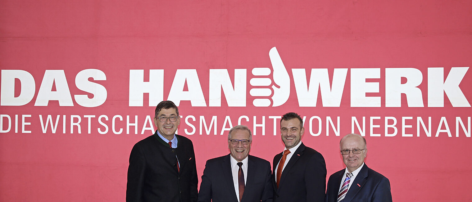 Die Spitze des Bayerischen Handwerks (v.l.n.r. BHT Vizepräsident Dr. Georg Haber, BHT Präsident Georg Schlagbauer, BHT Hauptgeschäftsführer Dr. Lothar Semper) sprach auf der BHT Mitgliederversammlung mit Arbeitsstaatssekretär Johannes Hintersberger. (2.v.l.) Die Spitze des Bayerischen Handwerks (v.l.n.r. BHT Vizepräsident Dr. Georg Haber, BHT Präsident Georg Schlagbauer, BHT Hauptgeschäftsführer Dr. Lothar Semper) sprach auf der BHT Mitgliederversammlung mit Arbeitsstaatssekretär Johannes Hintersberger. (2.v.l.)