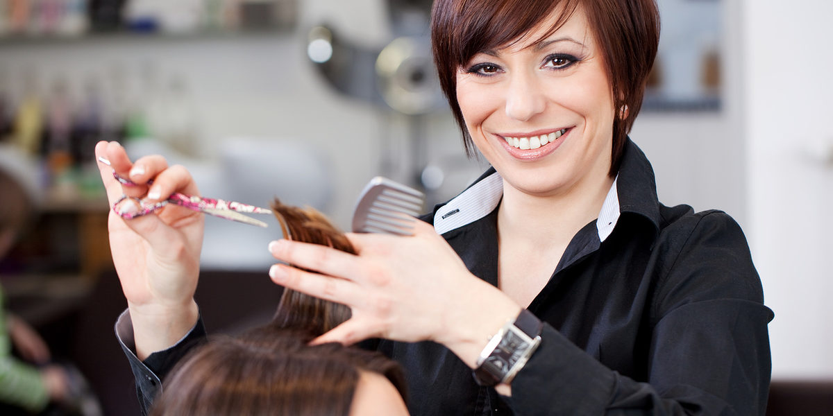 haare, haarschnitt, friseur, frisör, schneiden, schere, kamm, haar, friseurin, frisörin, friseuse, frisöse, frisur, frisiert, lachen, lächeln, coiffeur, frau, schnitt, abschneiden, hairstyling, haarfrisur, haarpflege, pflege, stilist, kopf, salon, friseusin, frisieren, handwerk, dienstleistung, hand, finger, hände, style, stylisch