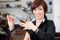haare, haarschnitt, friseur, frisör, schneiden, schere, kamm, haar, friseurin, frisörin, friseuse, frisöse, frisur, frisiert, lachen, lächeln, coiffeur, frau, schnitt, abschneiden, hairstyling, haarfrisur, haarpflege, pflege, stilist, kopf, salon, friseusin, frisieren, handwerk, dienstleistung, hand, finger, hände, style, stylisch