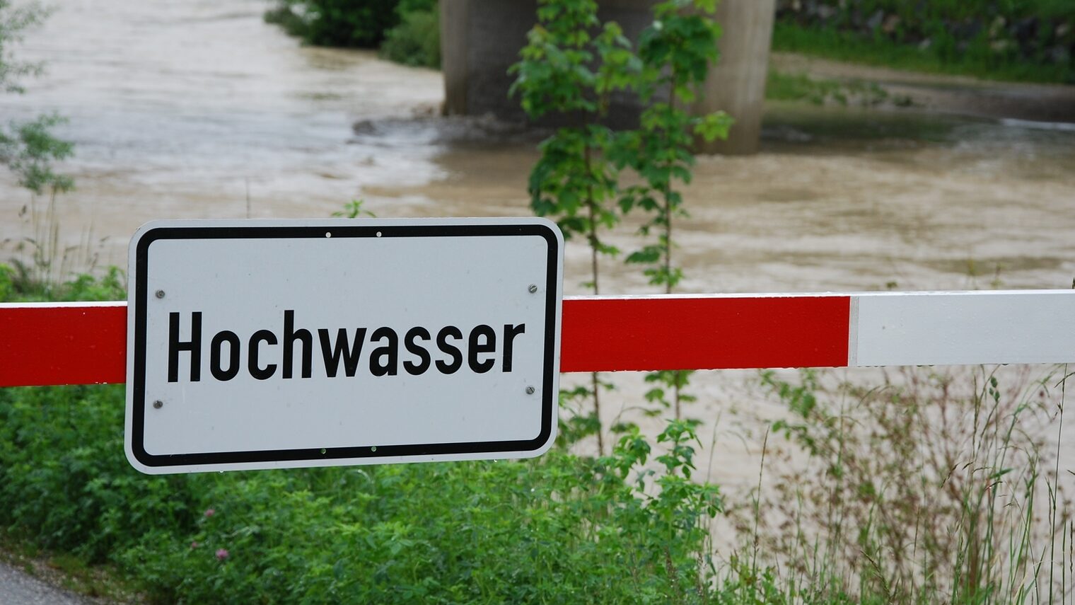 hochwasser, wasser, flut, schranke, unwetter, wetter, natur, naturkatastrophe, Sperrung, Gefahr, Ufer, Schild, Brücke, Überschwemmung, Fluss, Bach, Damm