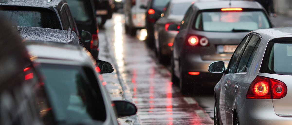 stau, regen, stadt, verkehr, autos, stadtverkehr, abend, dämmerung, rücklichter, warten, geparkt, parken, straße, straßenverkehr, urban, stadtleben, menschen, unterwegs, betriebsam, rush-hour, rush, hour