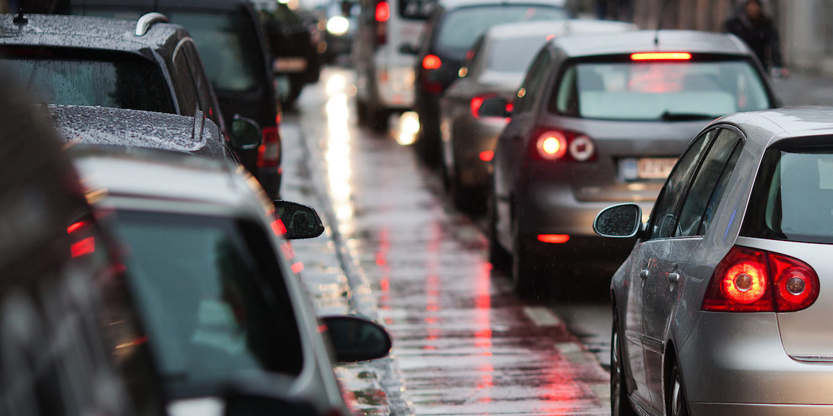 stau, regen, stadt, verkehr, autos, stadtverkehr, abend, dämmerung, rücklichter, warten, geparkt, parken, straße, straßenverkehr, urban, stadtleben, menschen, unterwegs, betriebsam, rush-hour, rush, hour