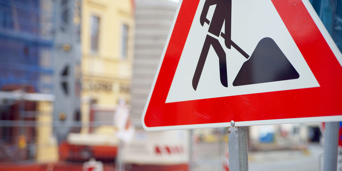 baustellenschild, baustelle, baustellenabsperrung, straßenbau, strasse, absperrung, zaun, bau, bauarbeiten, bauboom, baumaterial, baustoffe, baustoff, baufirma, baugelände, baubranche, bauindustrie, sanierung, innenstadt, gehweg, aufgerissen, Schilderhersteller, Schild, Absprerrung