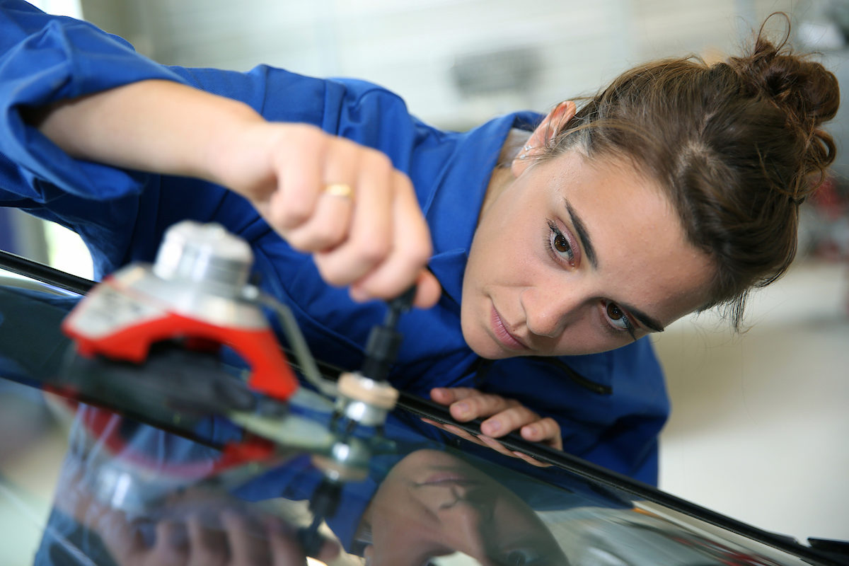 Frau, Beruf, Werkstatt, Schülerin, Ausbildung, Lernen, Auto, Teenager, Windschutzscheibe, Praktikum, Schulung, Handwerk, KFZ, Lernen coachbuilder, bodywork, garage, automobile, garage mechanic, training, student, school, occupation, professional, vocational, job, learning, car, coachwork, coachbuilding, fixing, repair, repairman, girl, young woman, teen, teenager, windshield, windscreen, changing, craftsmanship