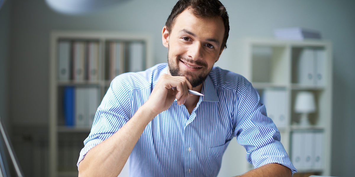 Mitarbeiter, Mann, Hemd, Laptop, Büro, Geschäftsmann, Person, Lebensstil, erfolgreich, Job business, businessman, businesspeople, people, person, lifestyle, guy, lad, man, male, Caucasian, young, adult, portrait, one, single, working, contemporary, handsome, attractive, confident, successful, employer, happy, smiling, positive, cheerful, job, employment, occupation, white, collar, worker, corporate, executive, career, expertise, sitting, office, planning, bearded, elegant, smart, pose, posing, looking, competitive, alone, masculine