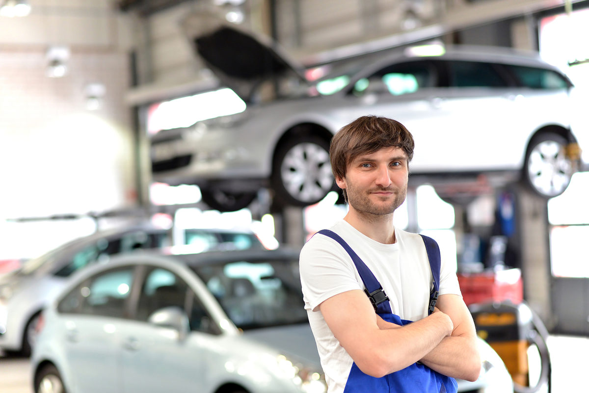 reparieren, arbeiter, ingenieur, automechaniker, autohaus, garage, mechaniker, autowerkstatt, werkstatt, fahrzeug, automobil, reparatur, auto, gebude, firma, gewerbe, ausstattung, ausrstung, interieur, einrichtung, unternehmen, werk, betrieb, industriell, ingenieurwesen, qualifizierung, vor ort, handwerker, arbeit, arbeiten, beruf, arbeitskraft, ausbildung, dienstleistung, knnen, business, erfolg, kompetenz, profi, facharbeiter, kompetent, professionell, erfolgreich, mann, mnnlich, arbeitskleidung, freundlich, freudig, mitarbeiter, Personen