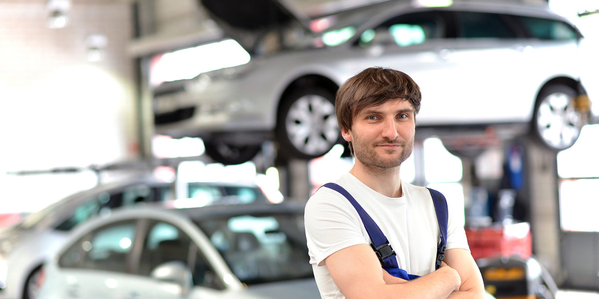 reparieren, arbeiter, ingenieur, automechaniker, autohaus, garage, mechaniker, autowerkstatt, werkstatt, fahrzeug, automobil, reparatur, auto, gebude, firma, gewerbe, ausstattung, ausrstung, interieur, einrichtung, unternehmen, werk, betrieb, industriell, ingenieurwesen, qualifizierung, vor ort, handwerker, arbeit, arbeiten, beruf, arbeitskraft, ausbildung, dienstleistung, knnen, business, erfolg, kompetenz, profi, facharbeiter, kompetent, professionell, erfolgreich, mann, mnnlich, arbeitskleidung, freundlich, freudig, mitarbeiter, Personen