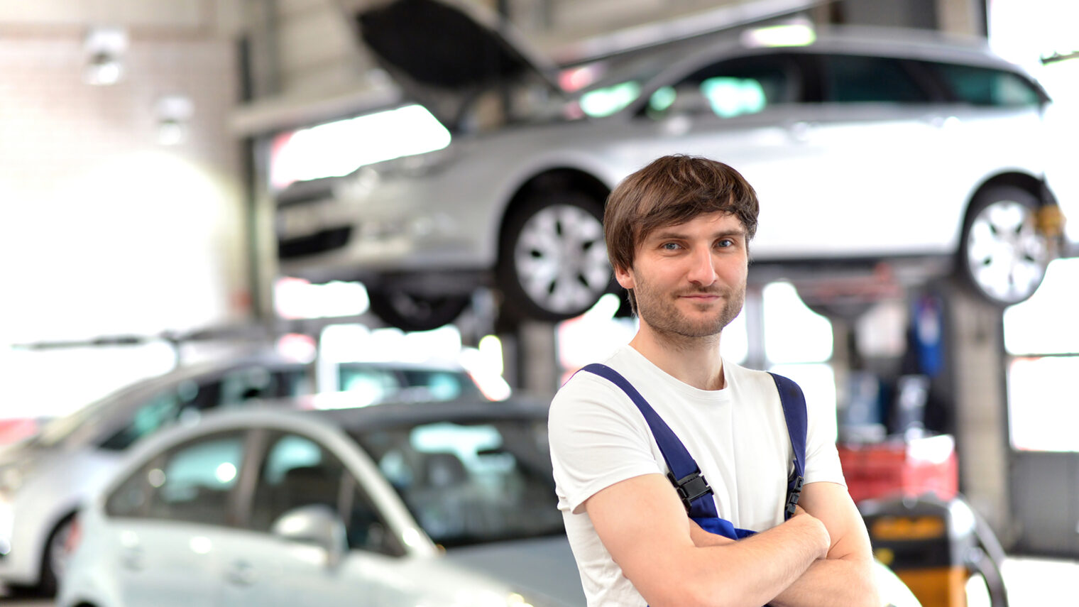 reparieren, arbeiter, ingenieur, automechaniker, autohaus, garage, mechaniker, autowerkstatt, werkstatt, fahrzeug, automobil, reparatur, auto, gebude, firma, gewerbe, ausstattung, ausrstung, interieur, einrichtung, unternehmen, werk, betrieb, industriell, ingenieurwesen, qualifizierung, vor ort, handwerker, arbeit, arbeiten, beruf, arbeitskraft, ausbildung, dienstleistung, knnen, business, erfolg, kompetenz, profi, facharbeiter, kompetent, professionell, erfolgreich, mann, mnnlich, arbeitskleidung, freundlich, freudig, mitarbeiter, Personen