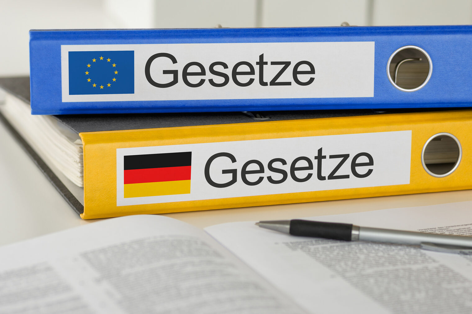 Zwei Aktenordner Gesetze vorschrift, gesetz, gesetze, eu, deutschland, ordner, büro, regelung, richtlinien, regel, regelung, vorschriften, schreibtisch, aktenordner, rückenschild, ordnung, norm,